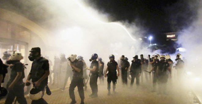 Turquía vive una larga noche de protestas tras el desalojo de Gezi