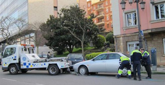 Un agente multó a cuatro grúas como venganza por llevarse su coche