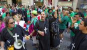 Activistas de la PAH ocupan una sede del Popular en Barcelona disfrazados de curas y monjas