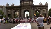 Una nueva Marea Blanca 'abraza' la Puerta de Alcalá