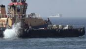 España prohíbe entrar en Gibraltar a camiones con hormigón, tras el vertido de bloques al mar