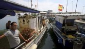 Salen los barcos hacia el caladero donde Gibraltar lanzó hormigón