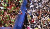 Ni la lluvia ni el pago de 10 euros pueden con la Tomatina