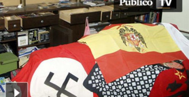 Hallan una bandera franquista durante el registro de una vivienda de un diputado de Amanecer Dorado