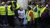 Los yayoflautas se encadenan en la Puerta del Sol contra el 'pensionazo' del Gobierno