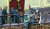 Tres activistas de Femen hacen callar a Gallardón en el Congreso al grito de "¡aborto es sagrado!"