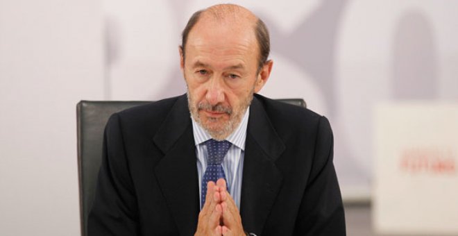 Rubalcaba tiene previsto aguantar sin revelar el día de las primarias hasta el verano de 2014