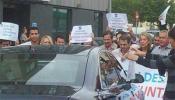 Alcaldes del PP zarandean el coche de Susana Díaz