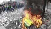 Barrenderos y jardineros de Madrid queman sus uniformes frente al Ayuntamiento contra los despidos
