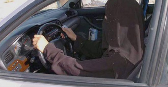 Las saudíes se aferran al volante y desafían la prohibición de los ultras