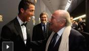 Blatter se mofa de Cristiano: "Parece un comandante sobre el césped y gasta mucho en su peluquero"