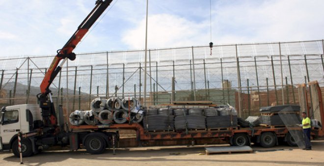 Cien subsaharianos cruzan la valla de Melilla antes de que coloquen las cuchillas