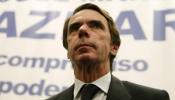 Aznar "toma nota" del plantón de Rajoy y sus ministros en la presentación de su libro