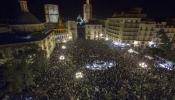 Miles de personas protestan en Valencia contra el cierre de RTVV