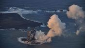 La actividad volcánica forma una pequeña isla al sur de Japón