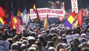 Mareas y sindicatos sacan a la calle a miles de personas contra dos años de recortes del PP