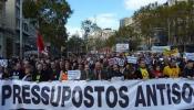Miles de personas protestan contra los recortes en Barcelona