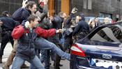 Trabajadores de RTVV dan patadas al coche de Fabra por el cierre de la cadena