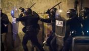 Enfrentamientos entre encapuchados y policías tras la concentración del 25-S