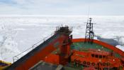 El barco chino que acudió al rescate en la Antártida queda atrapado