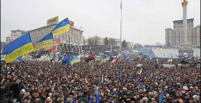 Decenas de miles de personas vuelven a exigir elecciones anticipadas en Kiev