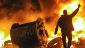 Opositores ucranianos frenan a la policía con una cadena de fuego