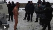 La Policía ucraniana obliga a un detenido a permanecer desnudo bajo la nieve de Kiev