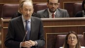 Rubalcaba responde a Rajoy: "Hable, explíquese y no nos mande callar a los demás"