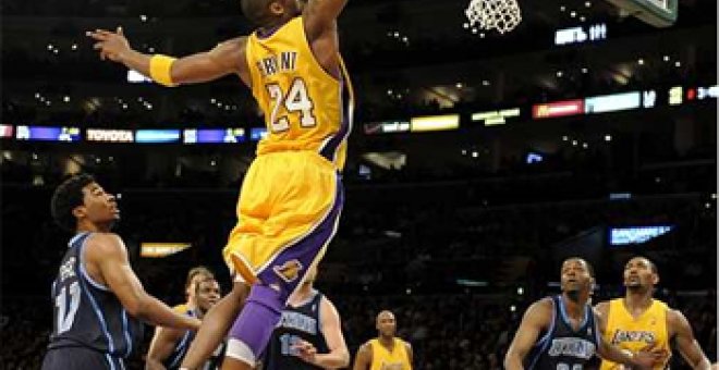 Kobe Bryant renueva tres años más con los Lakers