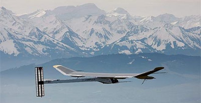 El avión solar completa su primer vuelo de larga duración