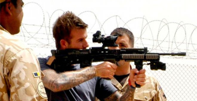 David Beckham visita a las tropas británicas en Afganistán
