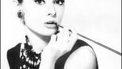 Un sello de Audrey Hepburn fumando cuesta 53.000 euros