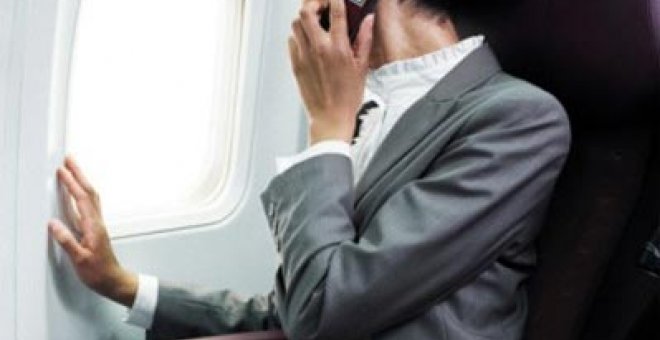 Hablar por el móvil en el avión será posible pero no barato