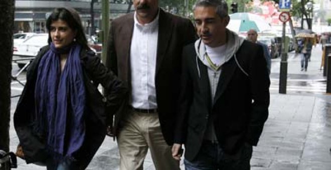 Cuatro periodistas españoles testigos se ofrecen a ayudar a Pedraz