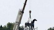 Defensa retira la última estatua ecuestre de Franco