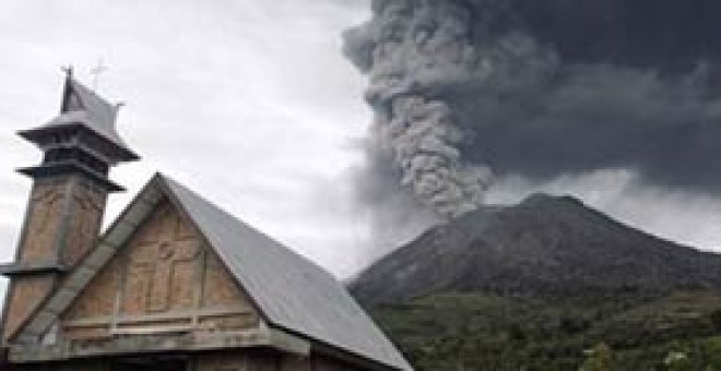 Miles de personas son evacuadas tras la erupción de un volcán en Sumatra