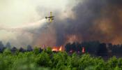 Los medios aéreos refrescan el terreno incendiado en Valencia