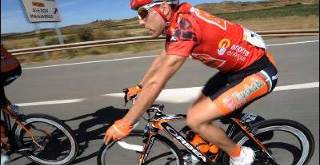 Igor Antón, líder de la Vuelta, se retira por una caída