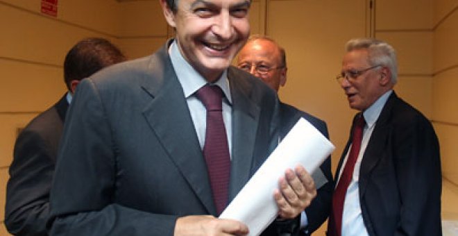 Zapatero reduce las ideas del PP a "un folio en blanco"