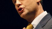 Clegg calma los nervios de su partido por el Gobierno de coalición