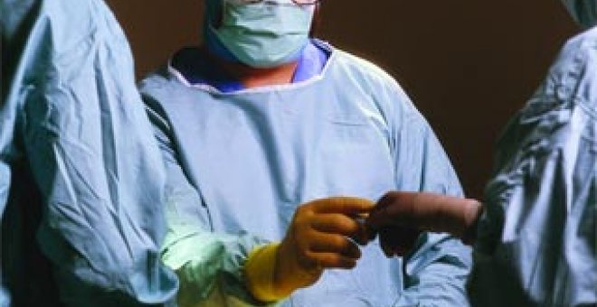 Un cirujano que veía fútbol mientras operaba no será sancionado