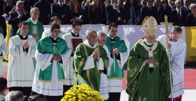 Un séquito de cien personas sigue al Papa