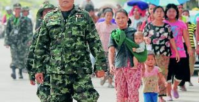 Miles de birmanos huyen de los combates con la guerrilla