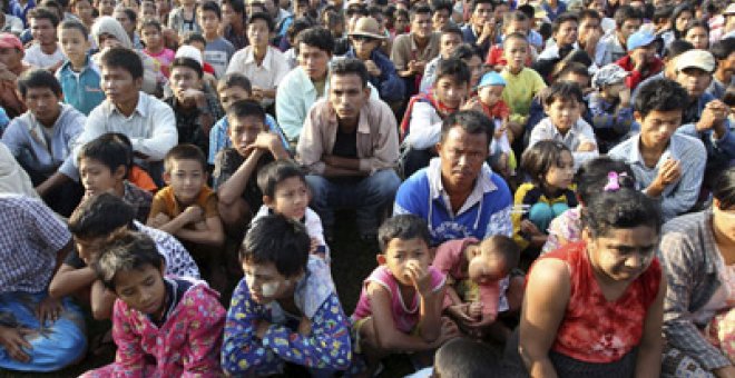 Miles de birmanos huyen mientras la Junta Militar vence en las urnas