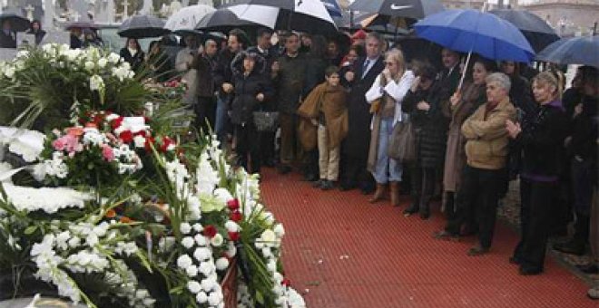 Un entierro sobrio con giro berlanguiano final