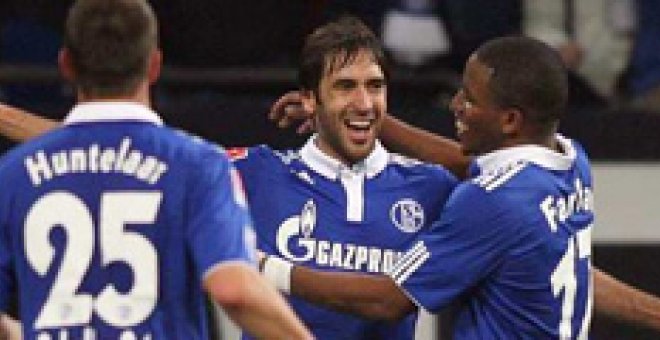 Un 'hat trick' de Raúl saca al Schalke del descenso