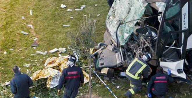 Doce heridos graves en un accidente de autobús de trabajadores de GM en Zaragoza