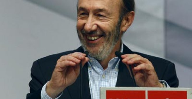 Rubalcaba acusa al PP de minar la credibilidad de España