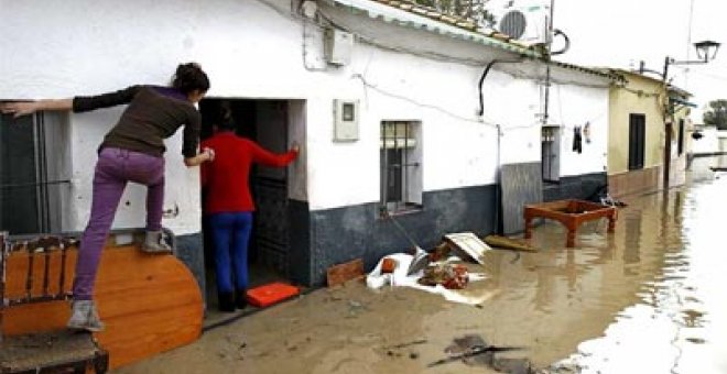 Desalojadas un centenar de viviendas en Lora del Río por las lluvias