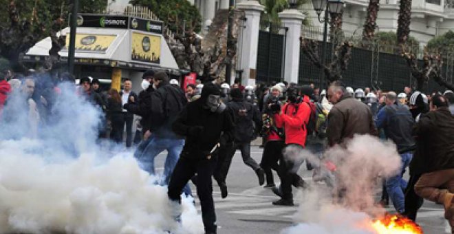 Fuertes disturbios en Atenas durante la octava huelga general